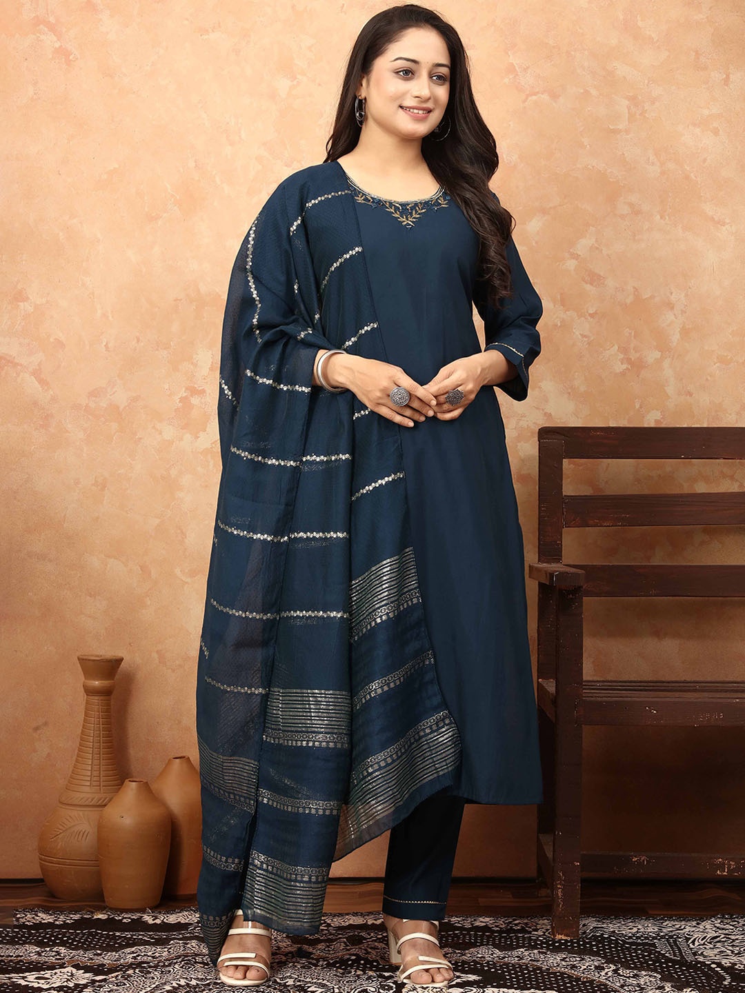 

TWINS LADY Floral Regular Thread Work Kurta with Trousers & With Dupatta, Navy blue
