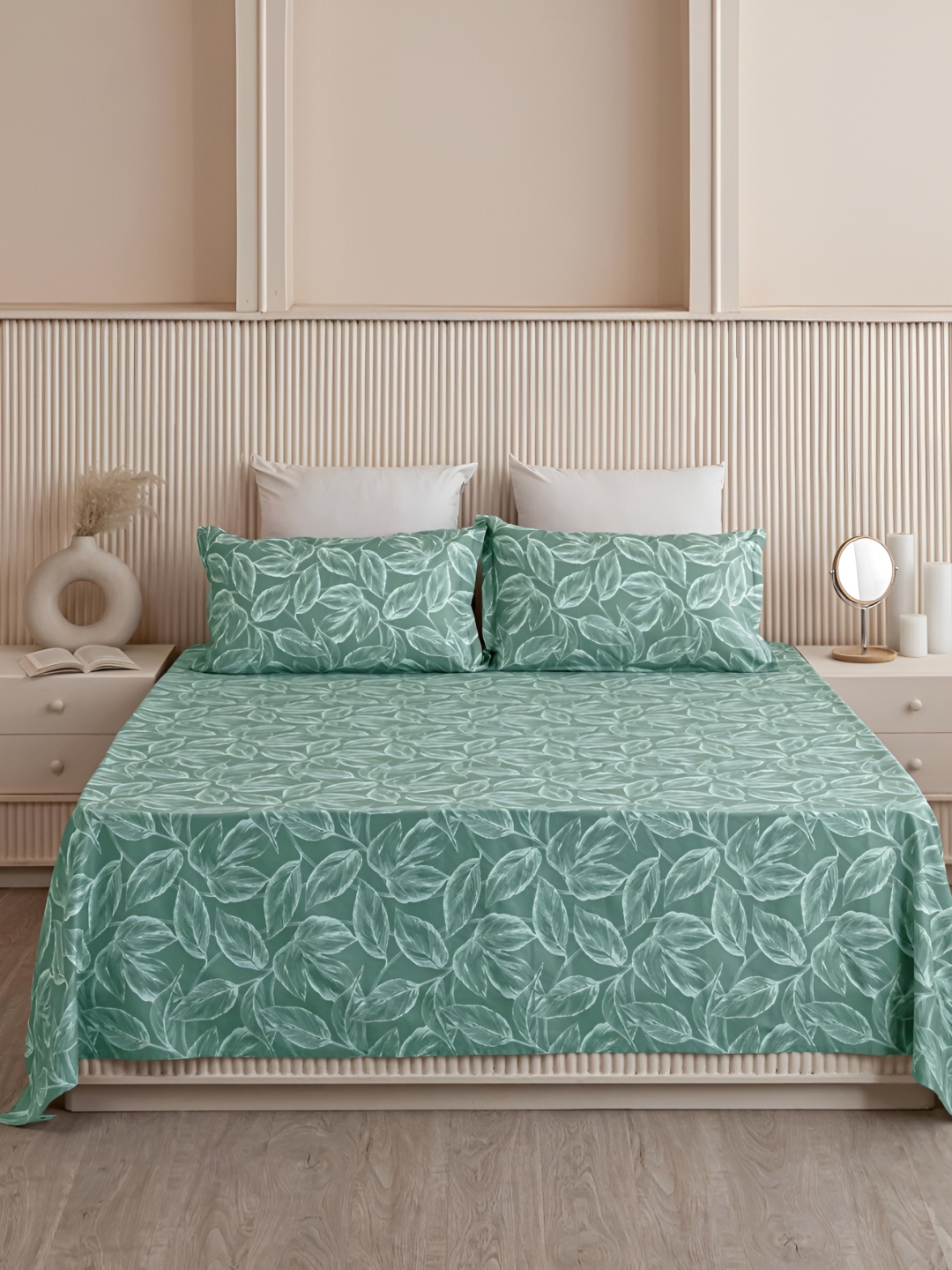 

PHOEBEE Blue & White Floral 120 TC Queen Bedsheet with 2 Pillow Covers