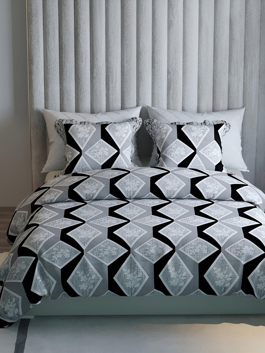 

PHOEBEE White & Black Ethnic Motifs Printed 120 TC Queen Bedsheet with 2 Pillow Covers