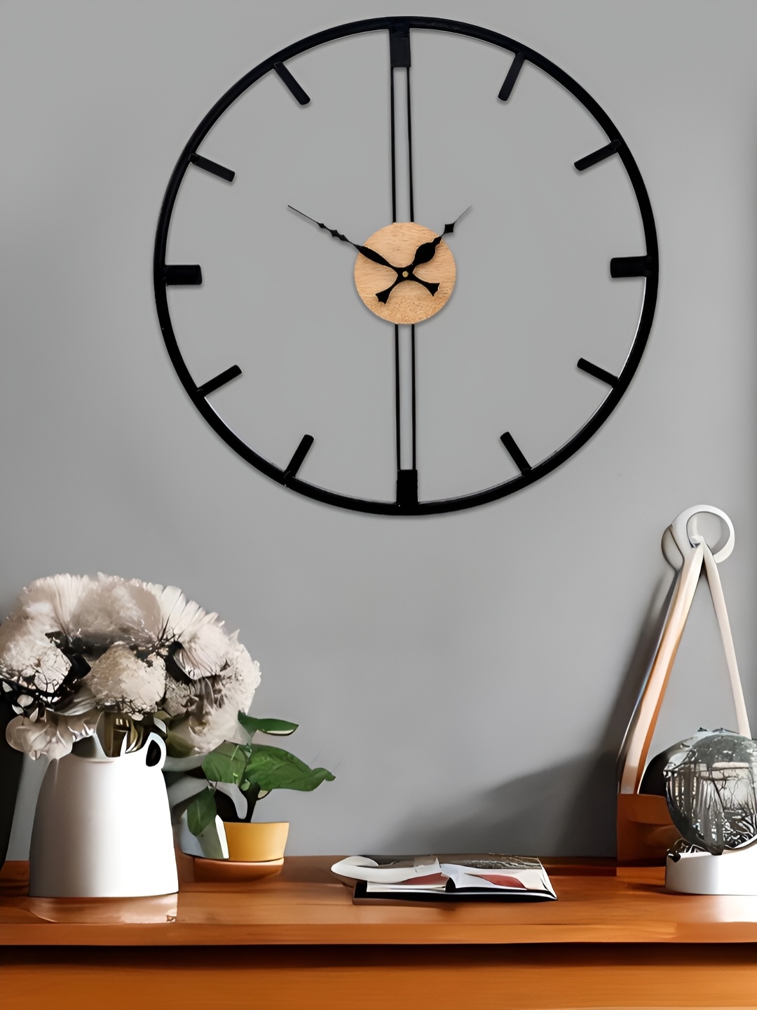 

Aura Black & Brown Round Contemporary Wall Clock