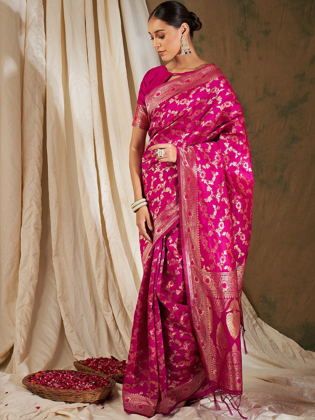 

Ishin Woven Design Floral Zari Banarasi Saree, Pink