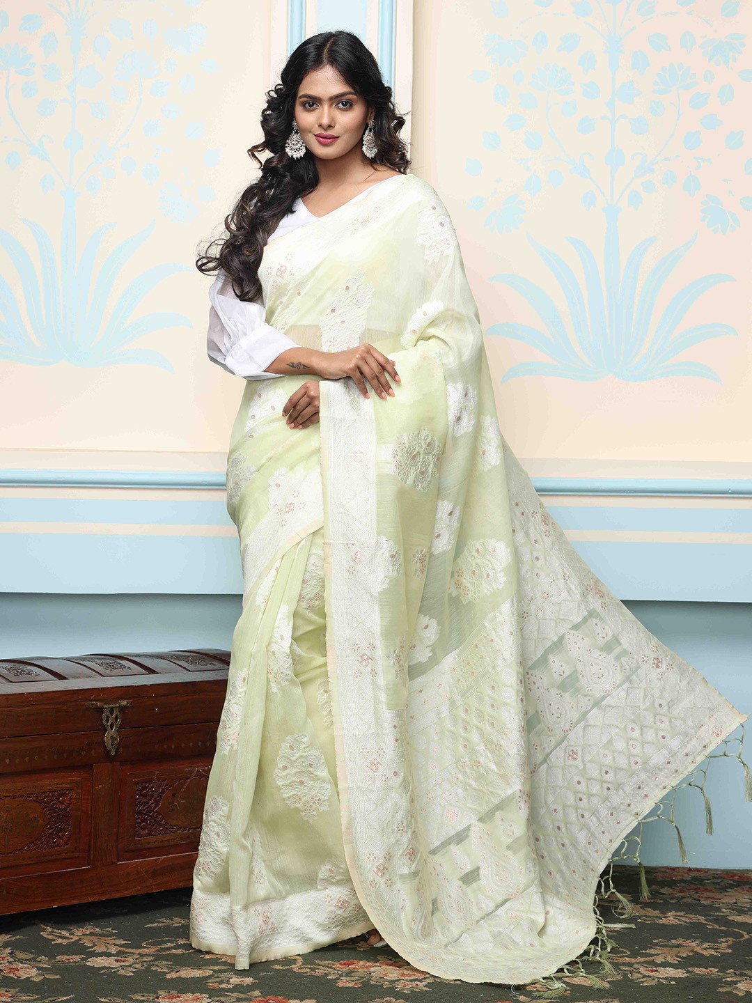 

Ishin Green Ethnic Motifs Woven Design Zari Saree