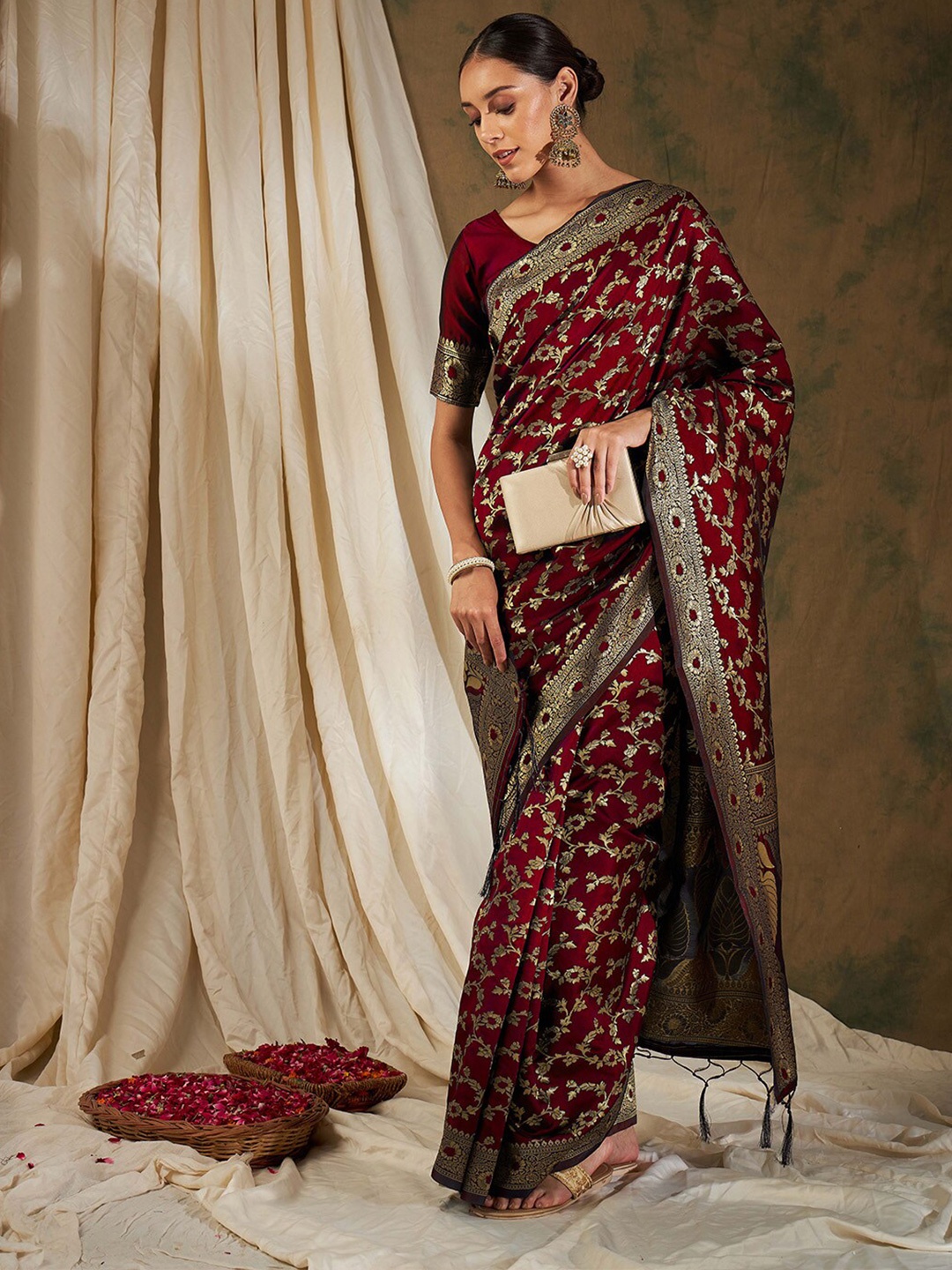 

Ishin Ethnic Motifs Woven Design Zari Banarasi Saree, Maroon