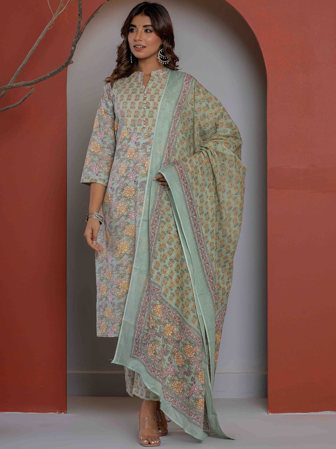 

Do Dhaage Floral Printed Band Collar Pure Cotton Straight Kurta with Trousers & Dupatta, Green