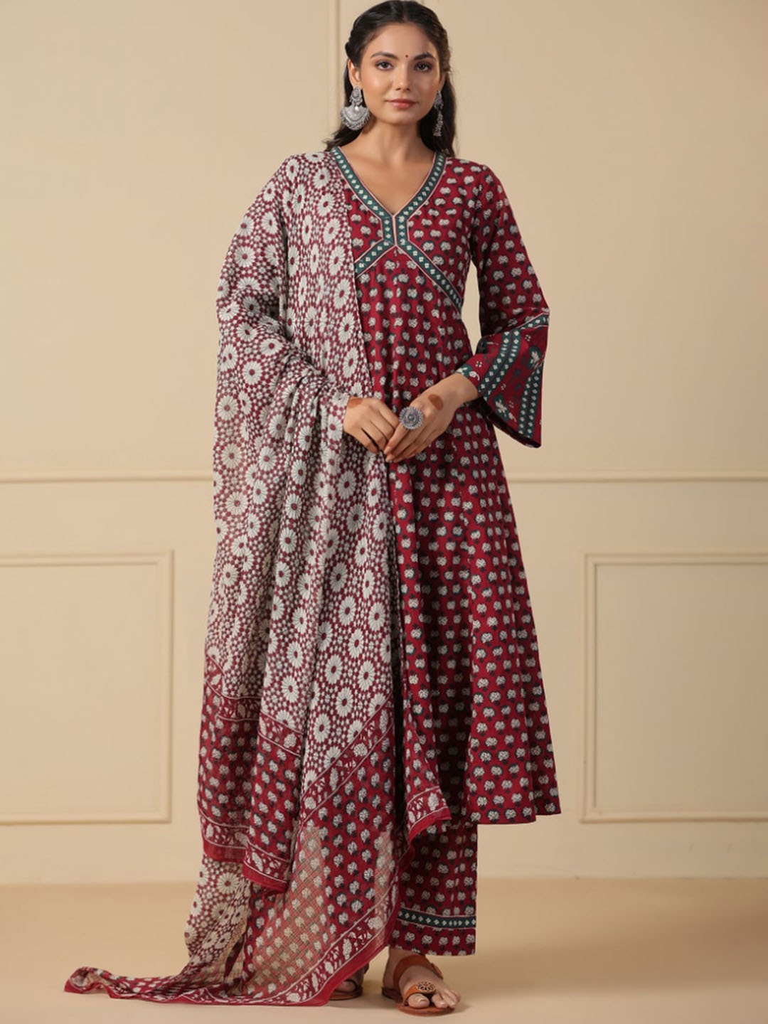 

PINK CACTII V Neck Ethnic Motifs Printed Regular Pure Cotton Kurta Set, Maroon