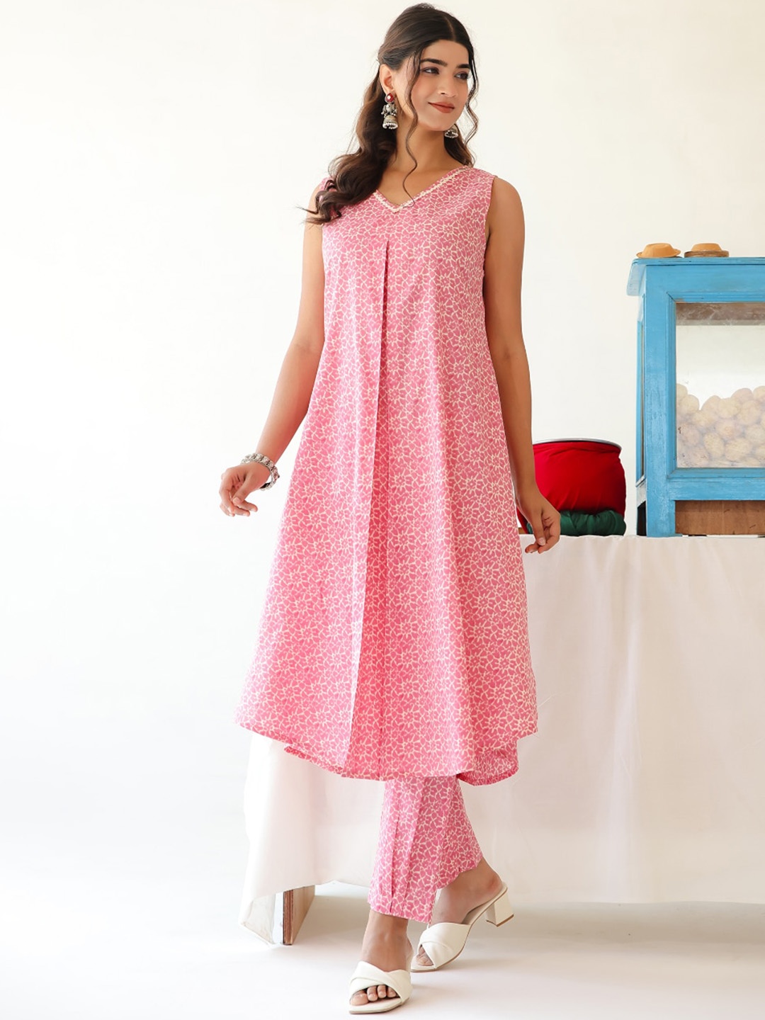 

PINK CACTII Ethnic Motifs Printed Regular Thread Work Pure Cotton Kurta with Trousers