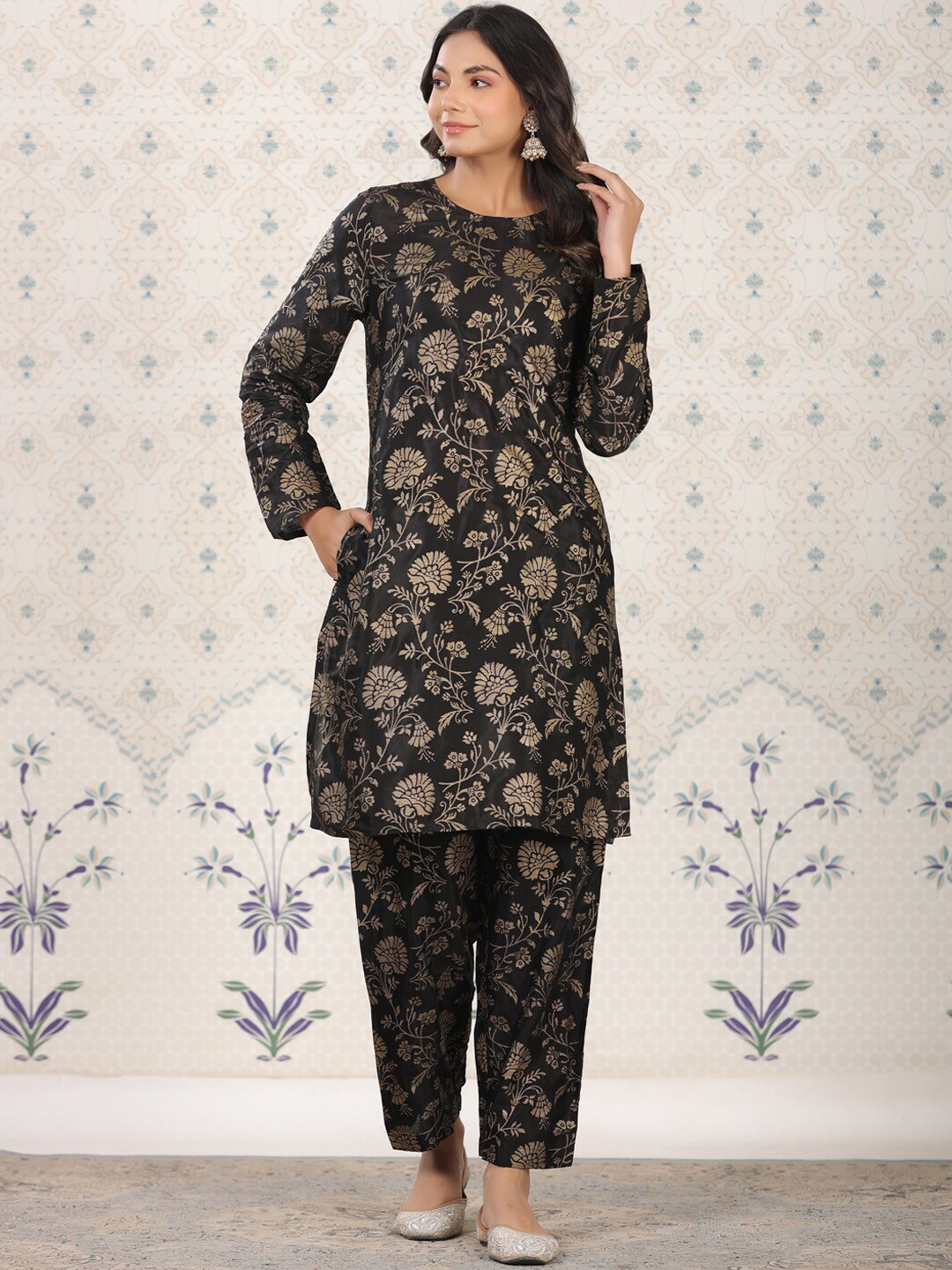 

Ode by House of Pataudi Round Neck Long Sleeves Floral Printed Straight Kurta with Trouser, Black