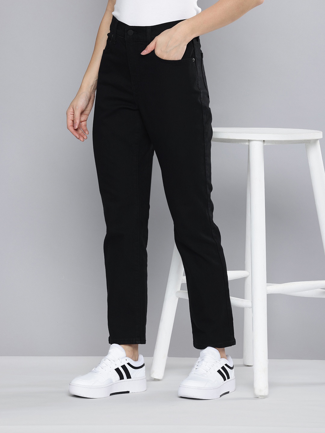 

Levis Women 724 Slim Straight Fit High-Rise Stretchable Jeans, Black