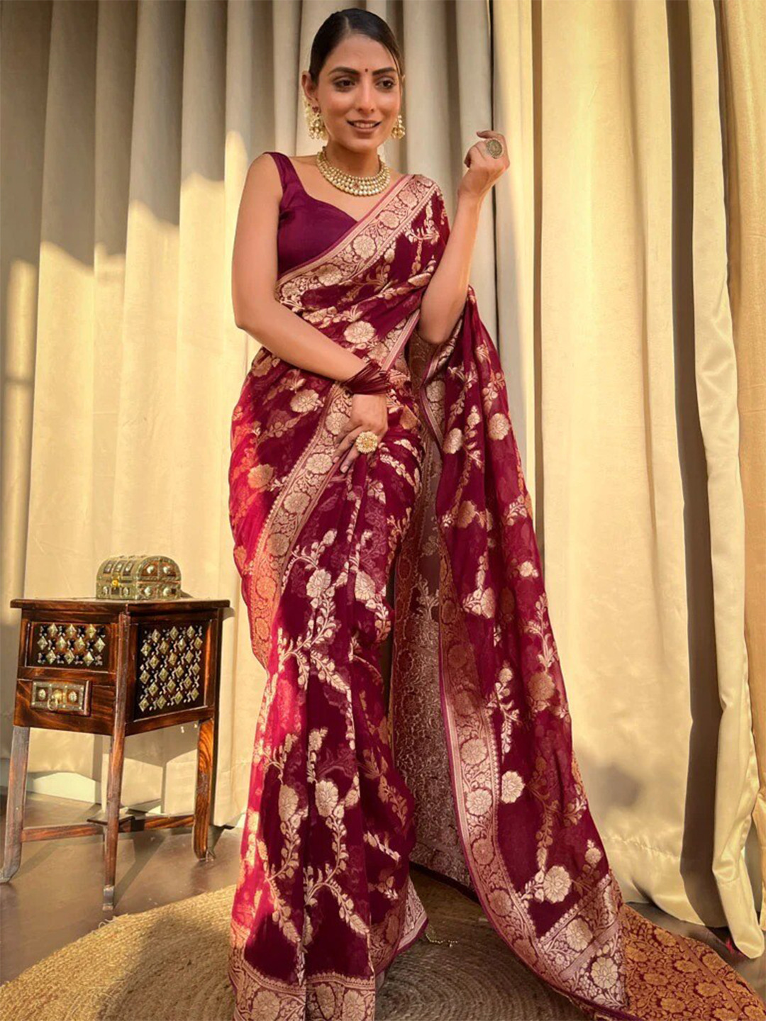 

DIVASTRI Woven Design Floral Zari Pure Silk Kanjeevaram Saree, Maroon