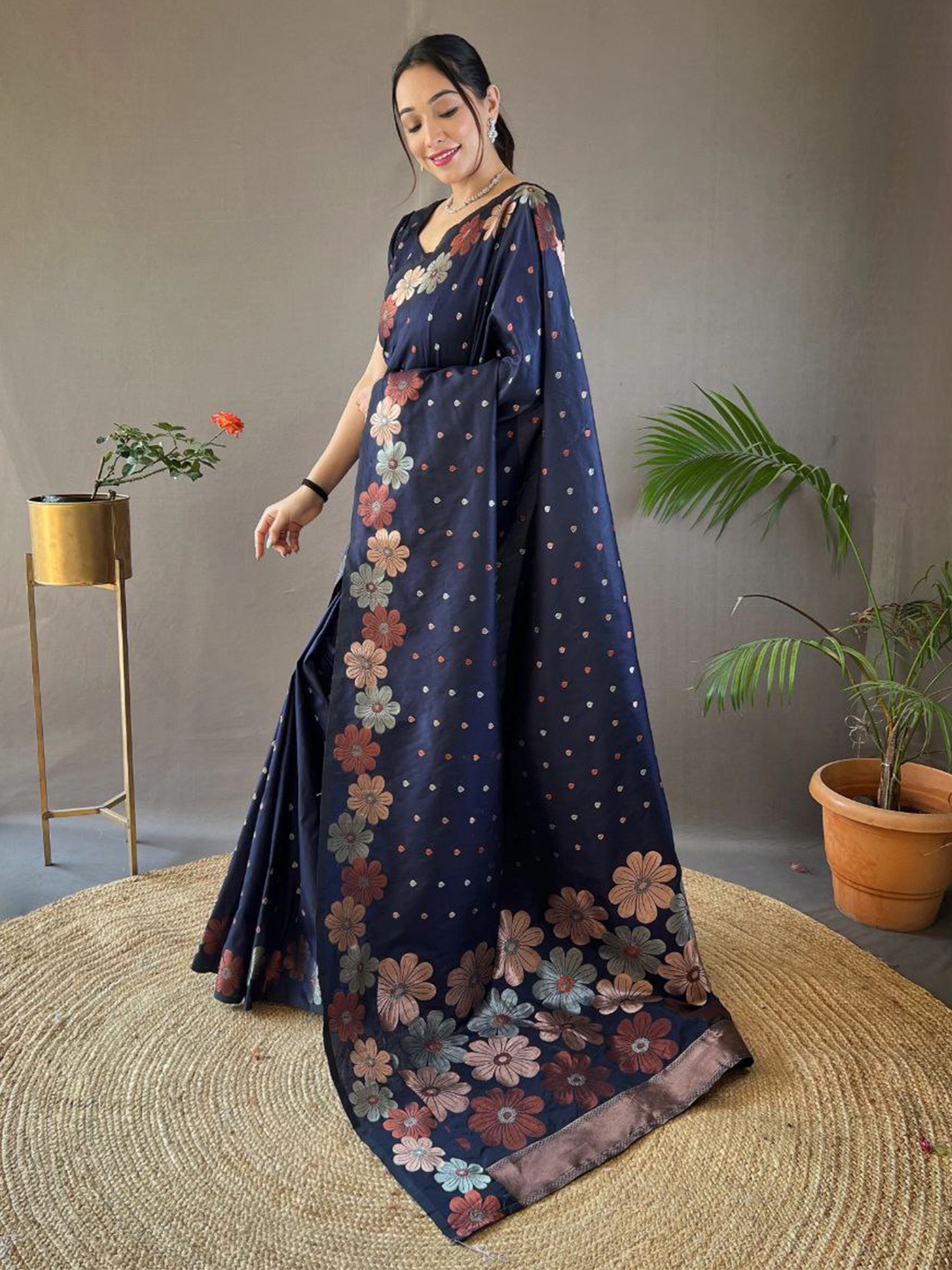 

DIVASTRI Floral Woven Design Zari Pure Silk Kanjeevaram Saree, Navy blue