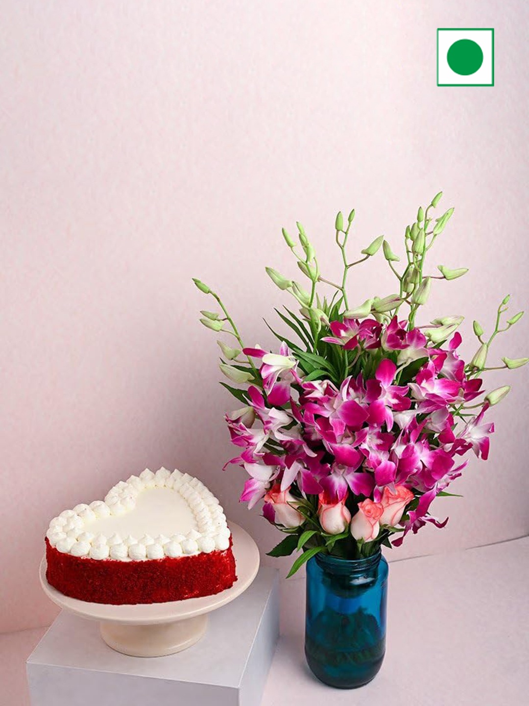 

Floweraura Hearty Red Velvet Flavour Eggless Cake With Flower Bouquet In Vase- 500 G