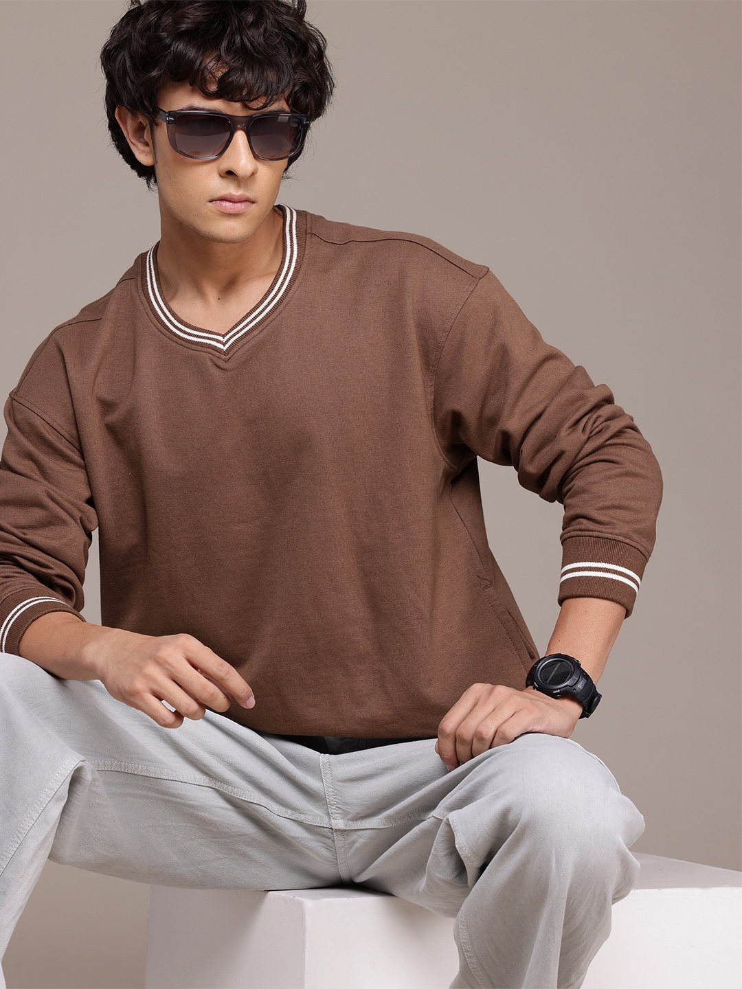 

The Roadster Lifestyle Co. Men Relaxed Fit Sweatshirt, Brown