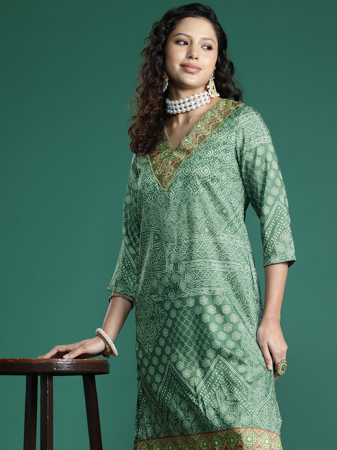 

Sangria Bandhani Printed V-Neck Gotta Patti Detail Kurta with Palazzos, Green