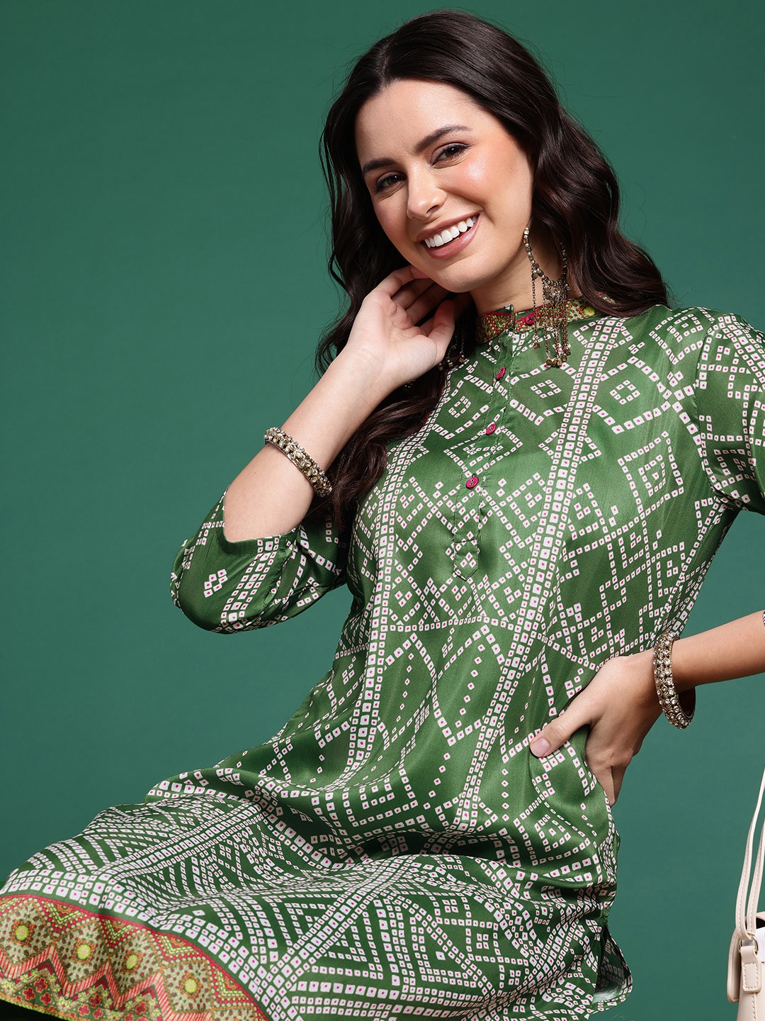 

Sangria Women Printed Band Collar Kurta With Trousers, Green