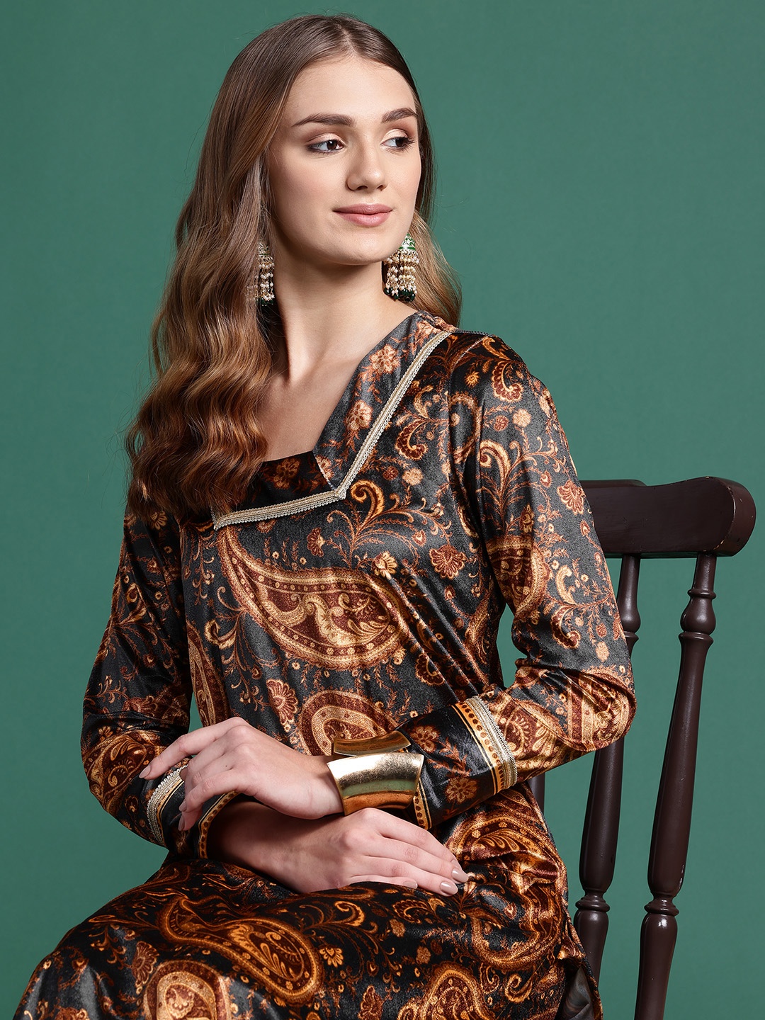 

Sangria Velvet Finish Paisley Design Gotta Patti Kurta with Palazzos, Black