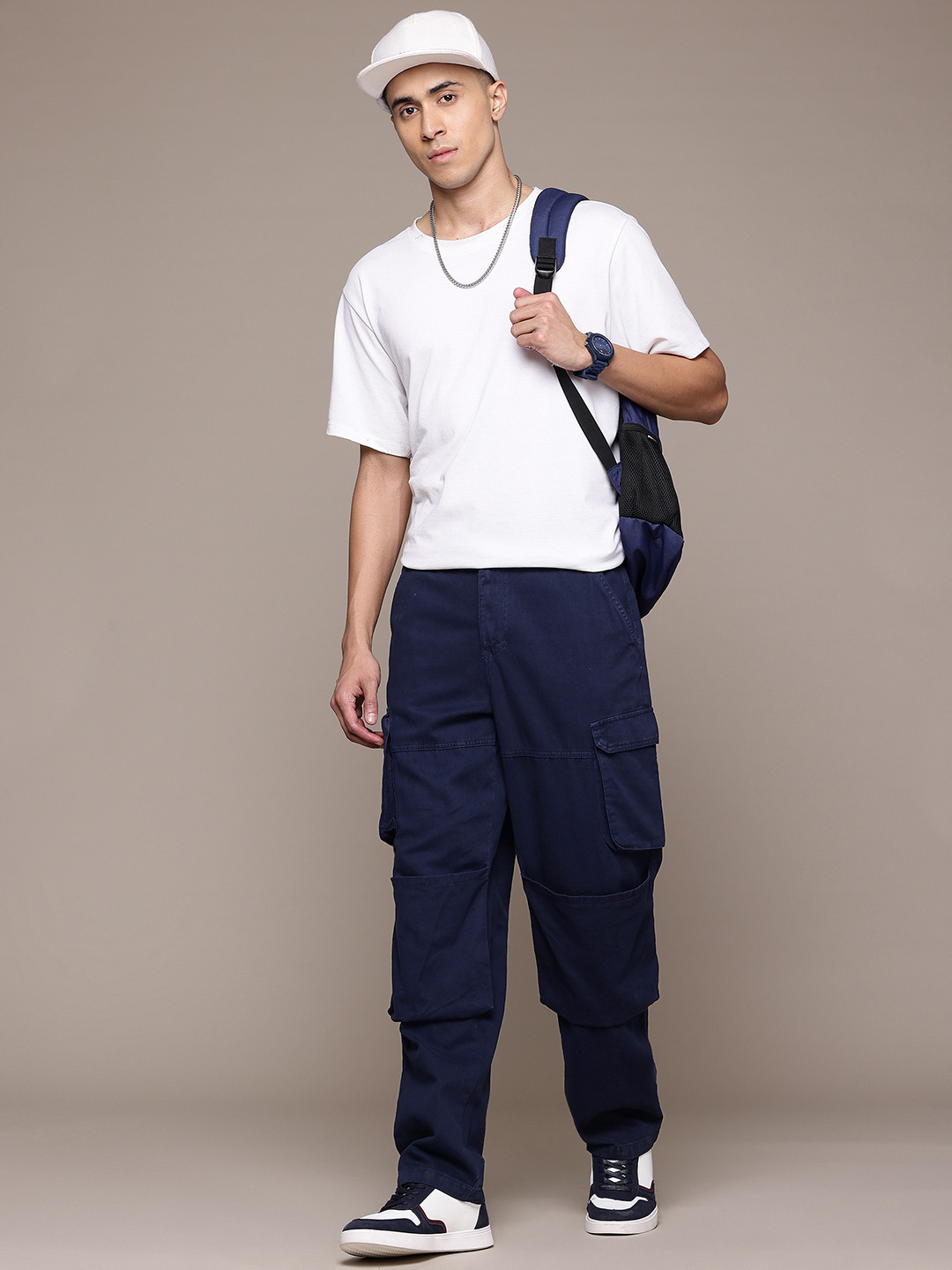 

The Roadster Lifestyle Co. Men Relaxed Fit Cargos Trousers, Navy blue