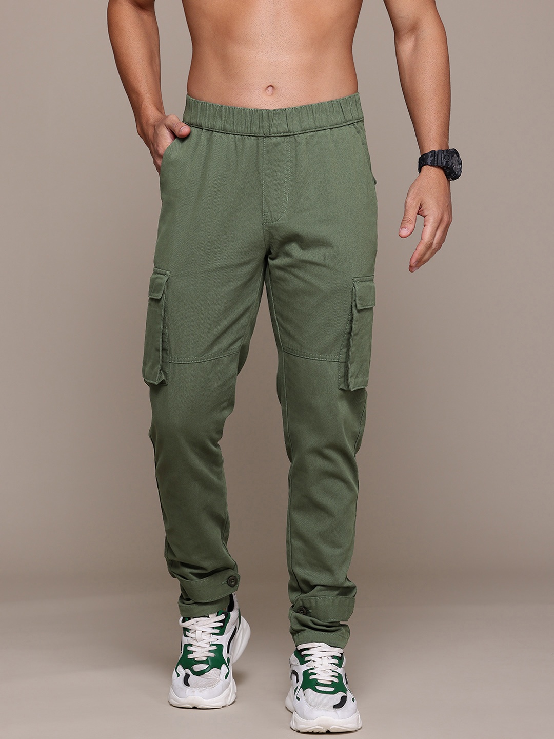 

The Roadster Lifestyle Co. Men Pure Cotton Cargos Trousers, Olive