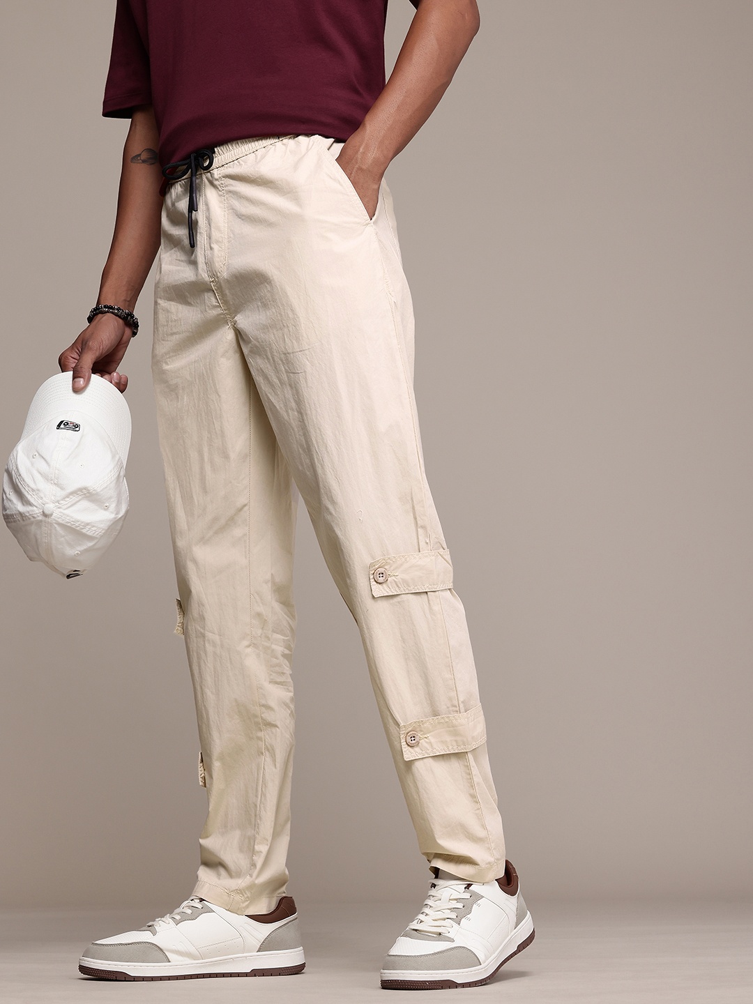 

The Roadster Life Co. Men Relaxed Loose Fit Pure Cotton Trousers, Beige