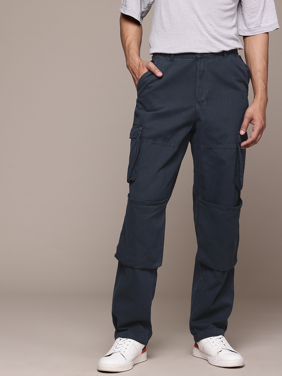 

The Roadster Lifestyle Co. Men Relaxed Fit Cargos Trousers, Teal