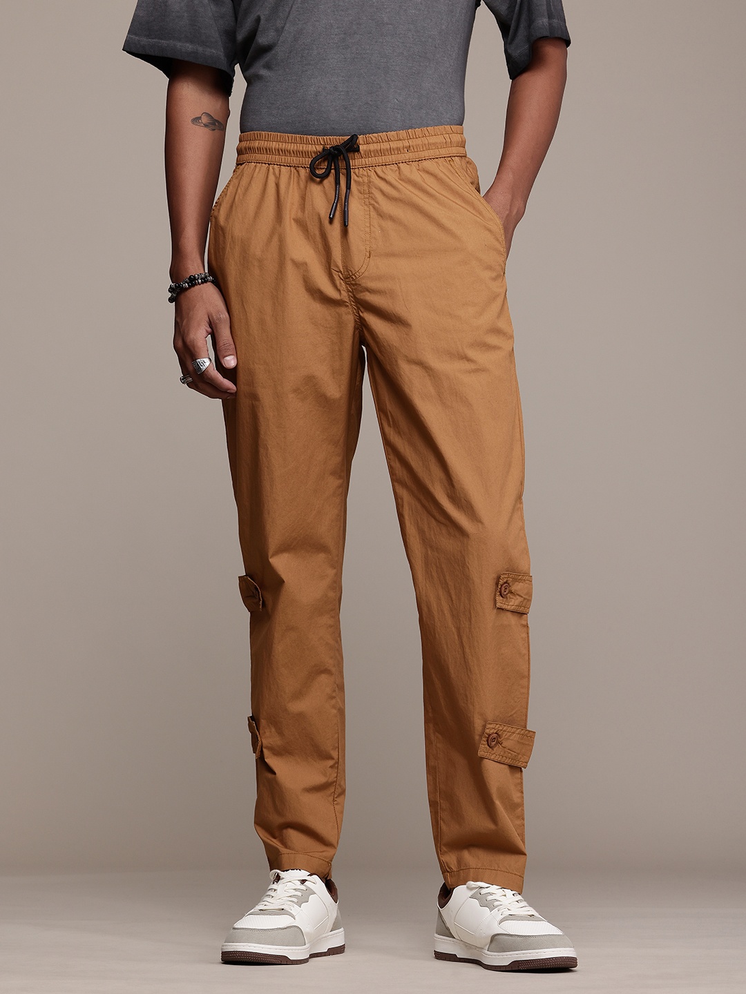 

The Roadster Life Co. Men Relaxed Loose Fit Pure Cotton Trousers, Camel brown