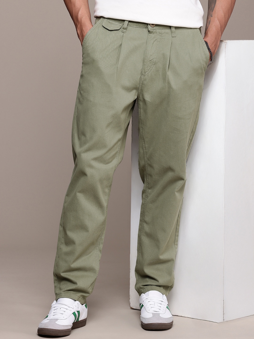 

The Roadster Life Co. Men Relaxed Fit Pure Cotton Chinos Trousers, Green