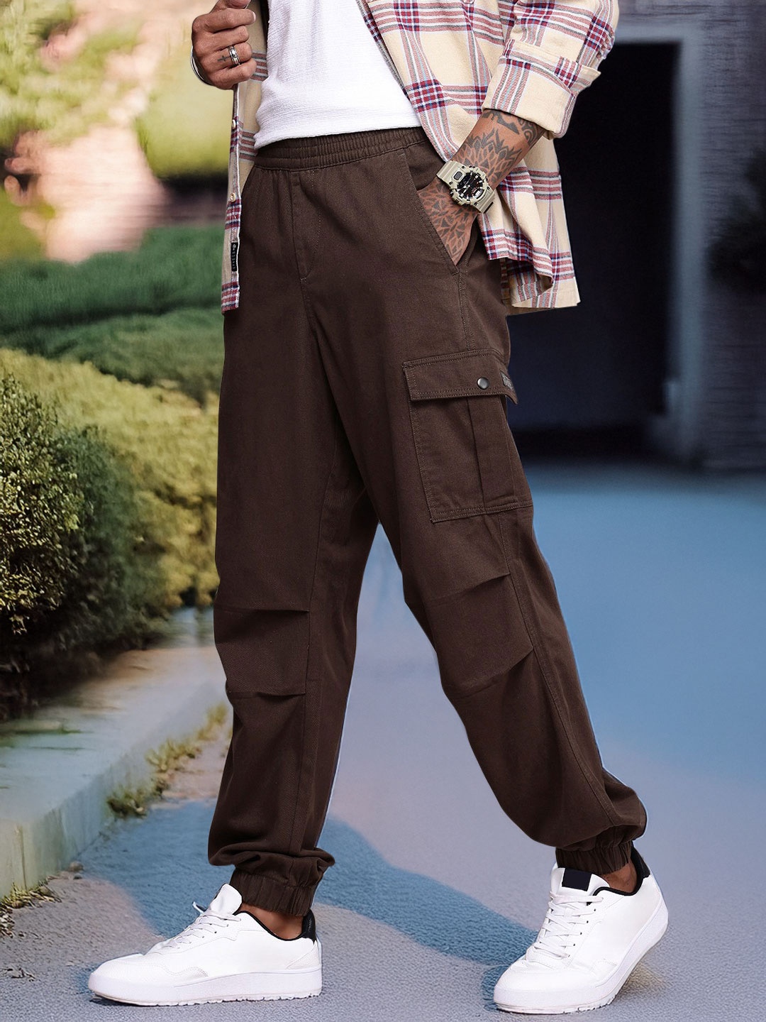 

The Roadster Life Co. Men Relaxed Fit Joggers Trousers, Brown