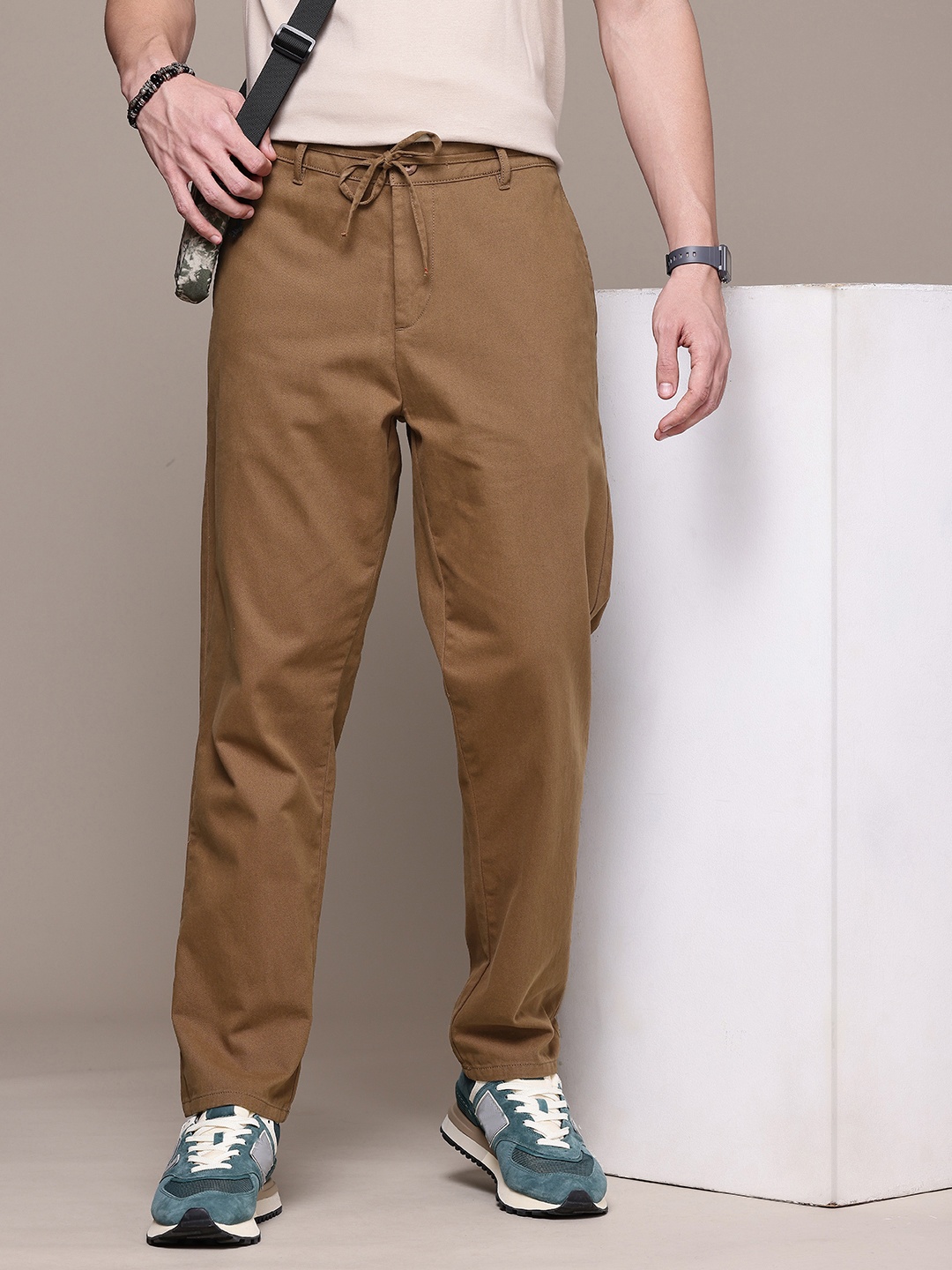 

The Roadster Life Co. Men Relaxed Fit Pure Cotton Chinos Trousers, Brown