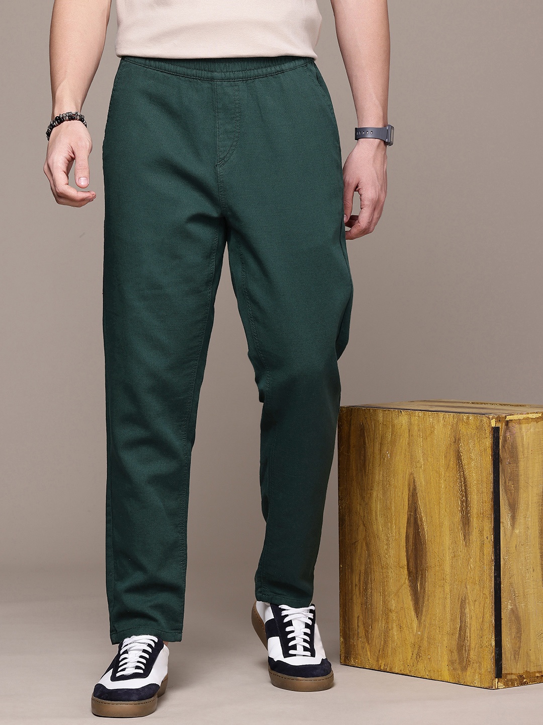 

The Roadster Life Co. Men Textured Relaxed Fit Pure Cotton Chinos Trousers, Green
