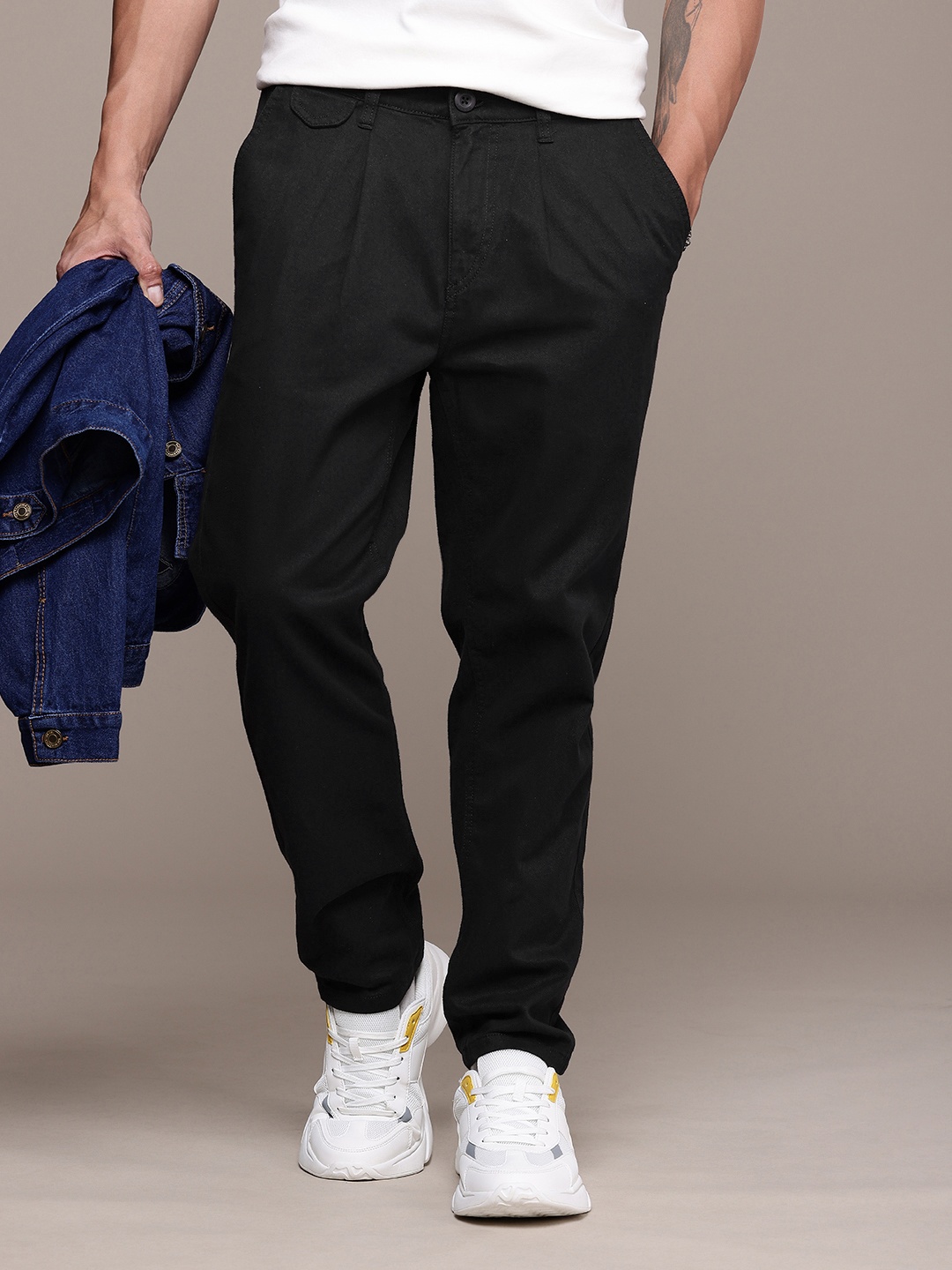 

The Roadster Life Co. Men Relaxed Fit Pure Cotton Chinos Trousers, Black