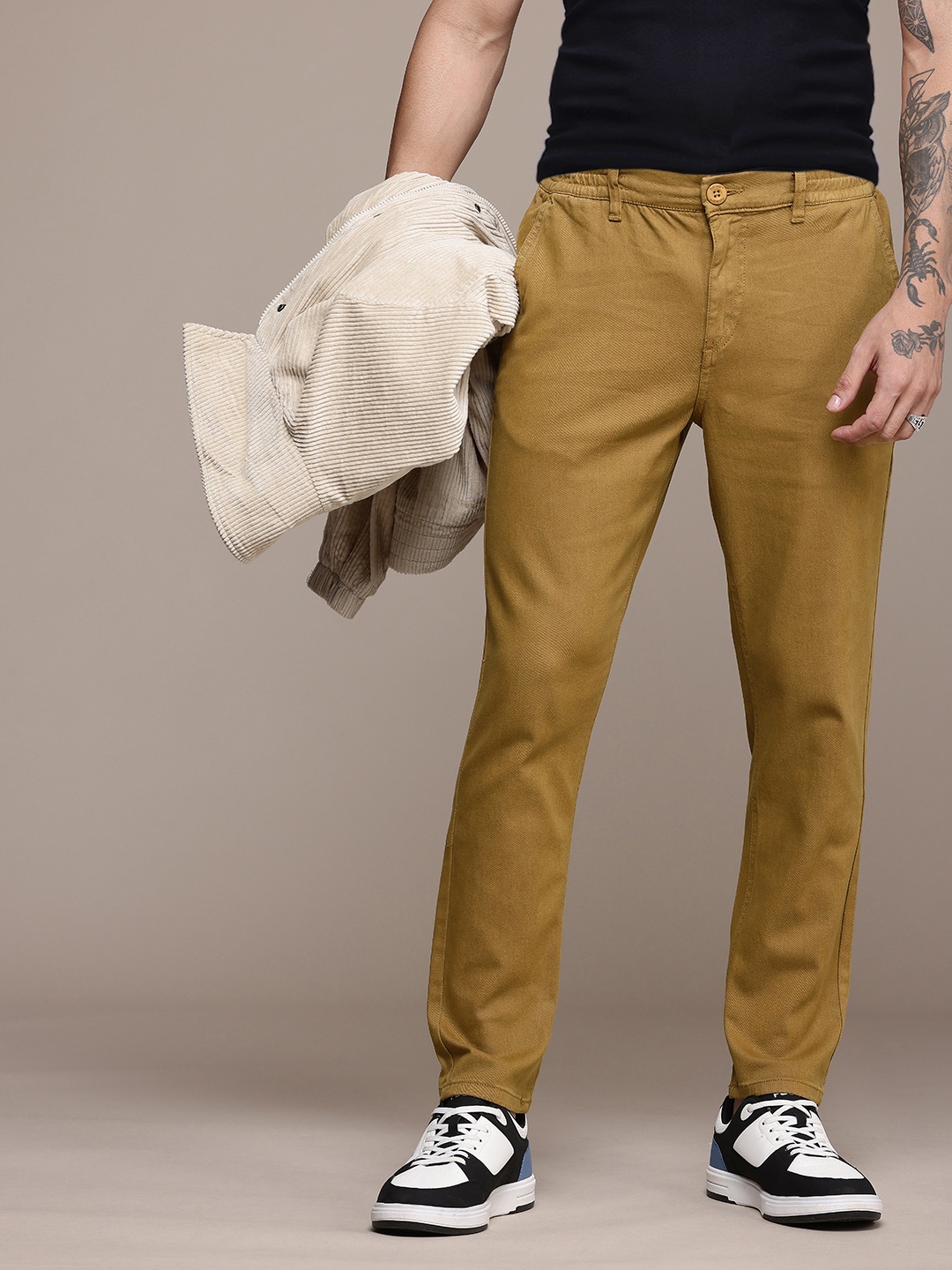 

The Roadster Life Co. Men Tapered Fit Chinos Trousers, Khaki