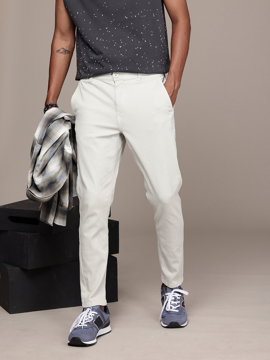 

The Roadster Life Co. Men Tapered Fit Pure Cotton Chinos Trousers, Grey