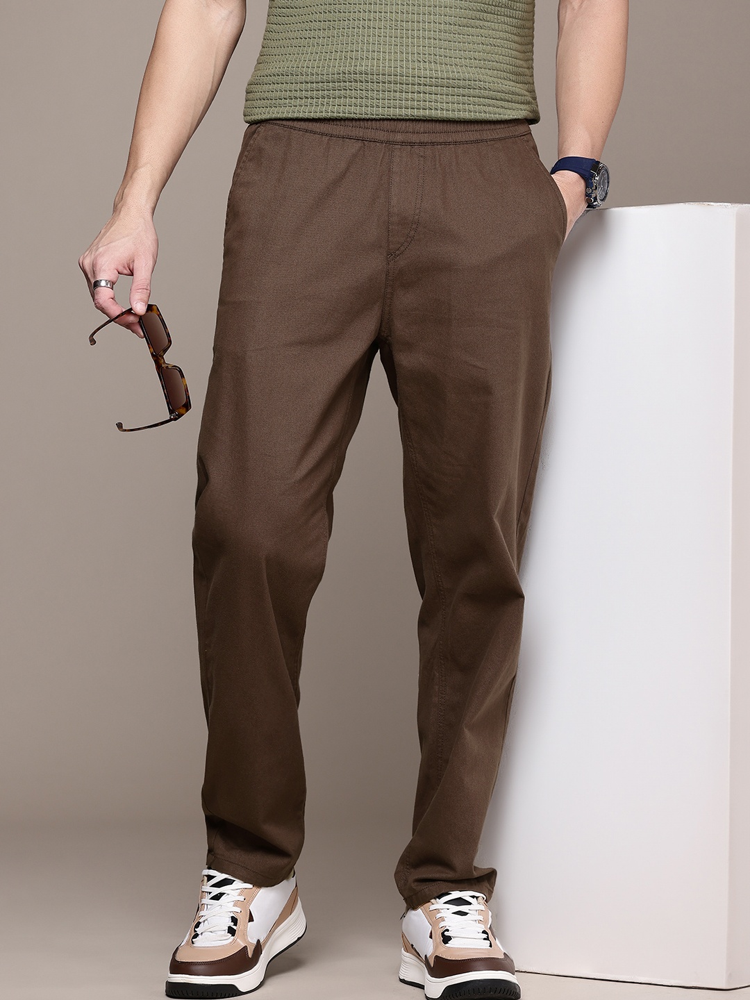 

The Roadster Life Co. Men Relaxed Fit Pure Cotton Trousers, Coffee brown