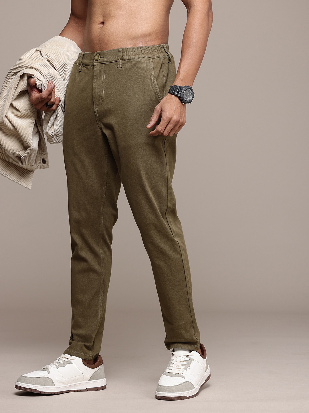 

The Roadster Life Co. Men Tapered Fit Chinos Trousers, Olive