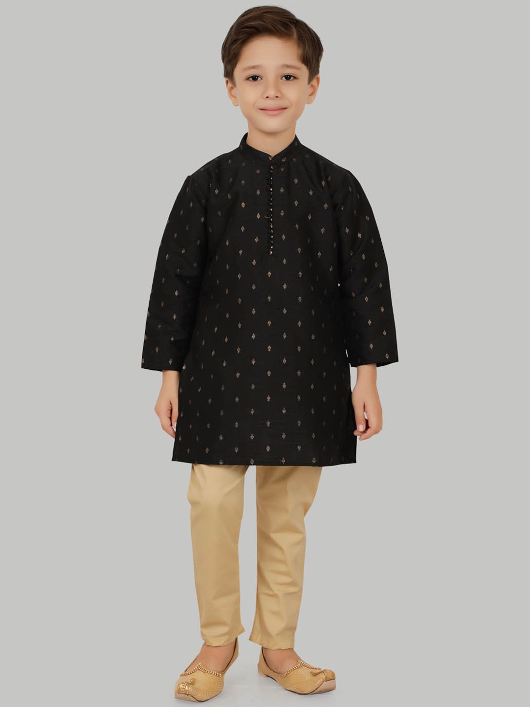 

Ethniks Neu-Ron Boys Ethnic Motifs Printed Band Collar Straight Kurta With Pyjama, Black