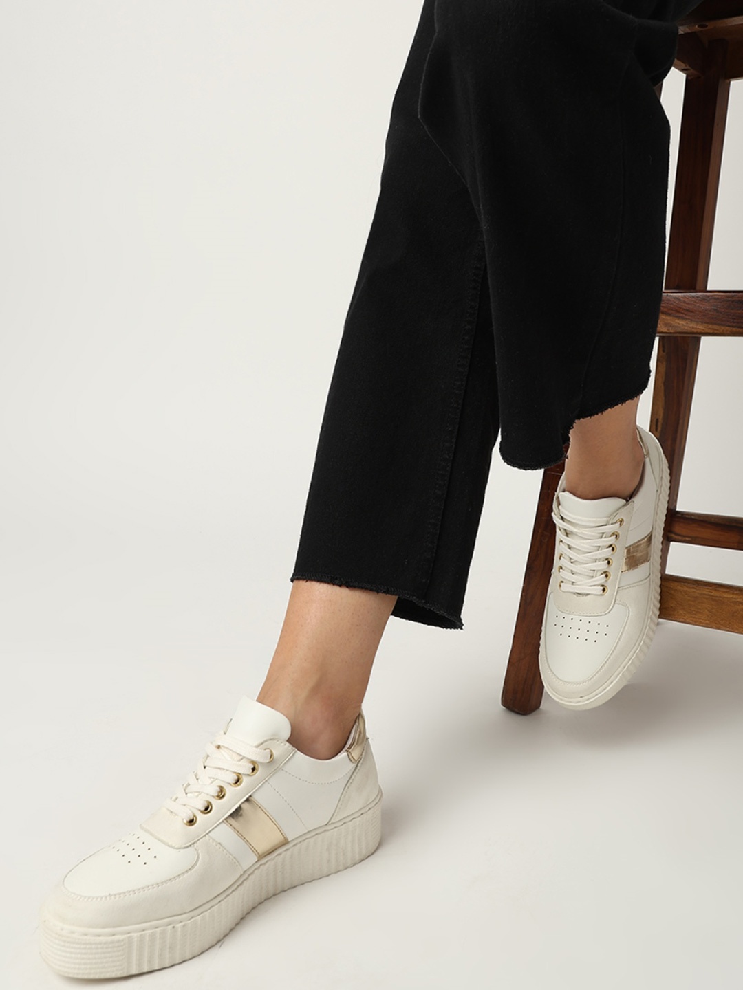 

Marc Loire Women Round Toe Sneakers, White