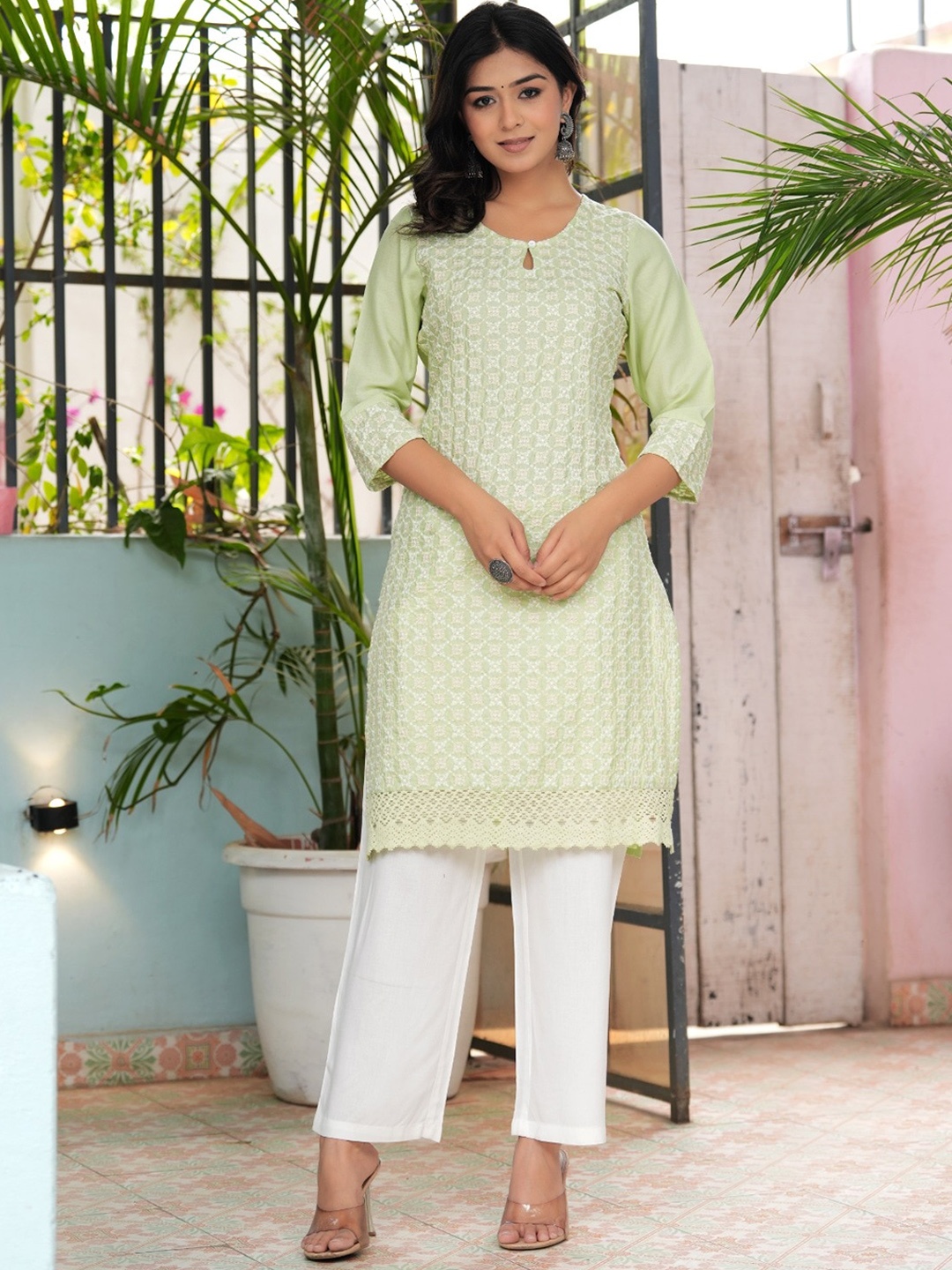 

Hatheli Chinkari Embroidered Straight Kurta, Green