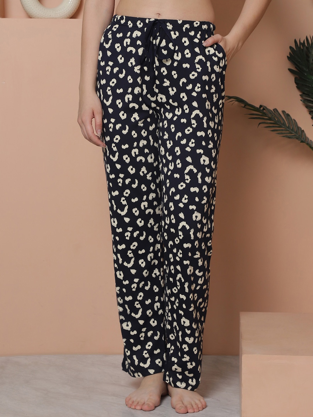 

Kanvin Women Printed Mid-Rise Pure Cotton Lounge Pants, Black