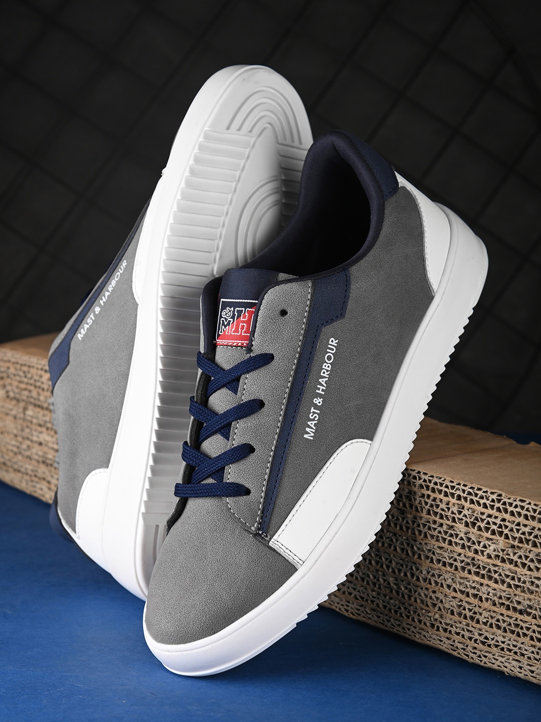 

Mast & Harbour Men Grey Colourblocked Round Toe Lightweight Sneakers