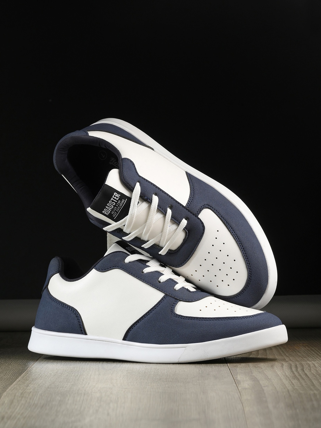 

The Roadster Lifestyle Co. Men Blue Round Toe Lightweight Sneakers