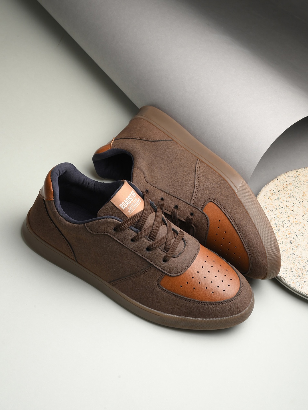 

The Roadster Lifestyle Co. Men Brown Round Toe Lightweight Sneakers