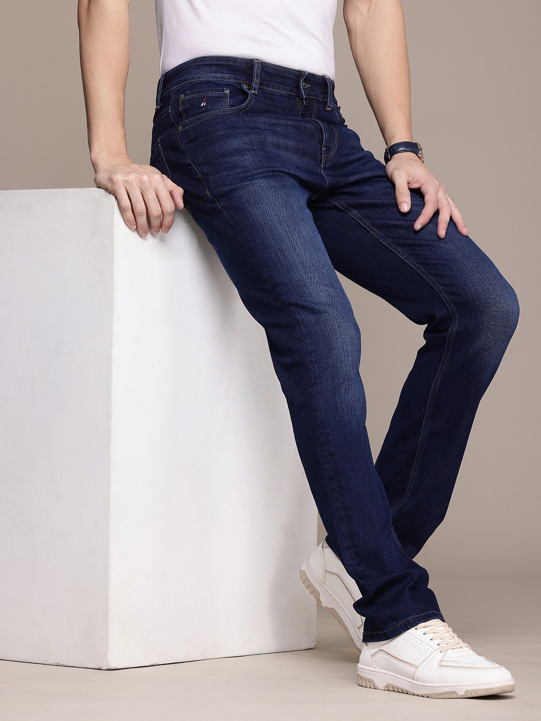 

Nautica Men Straight Fit Light Fade Stretchable Jeans, Blue