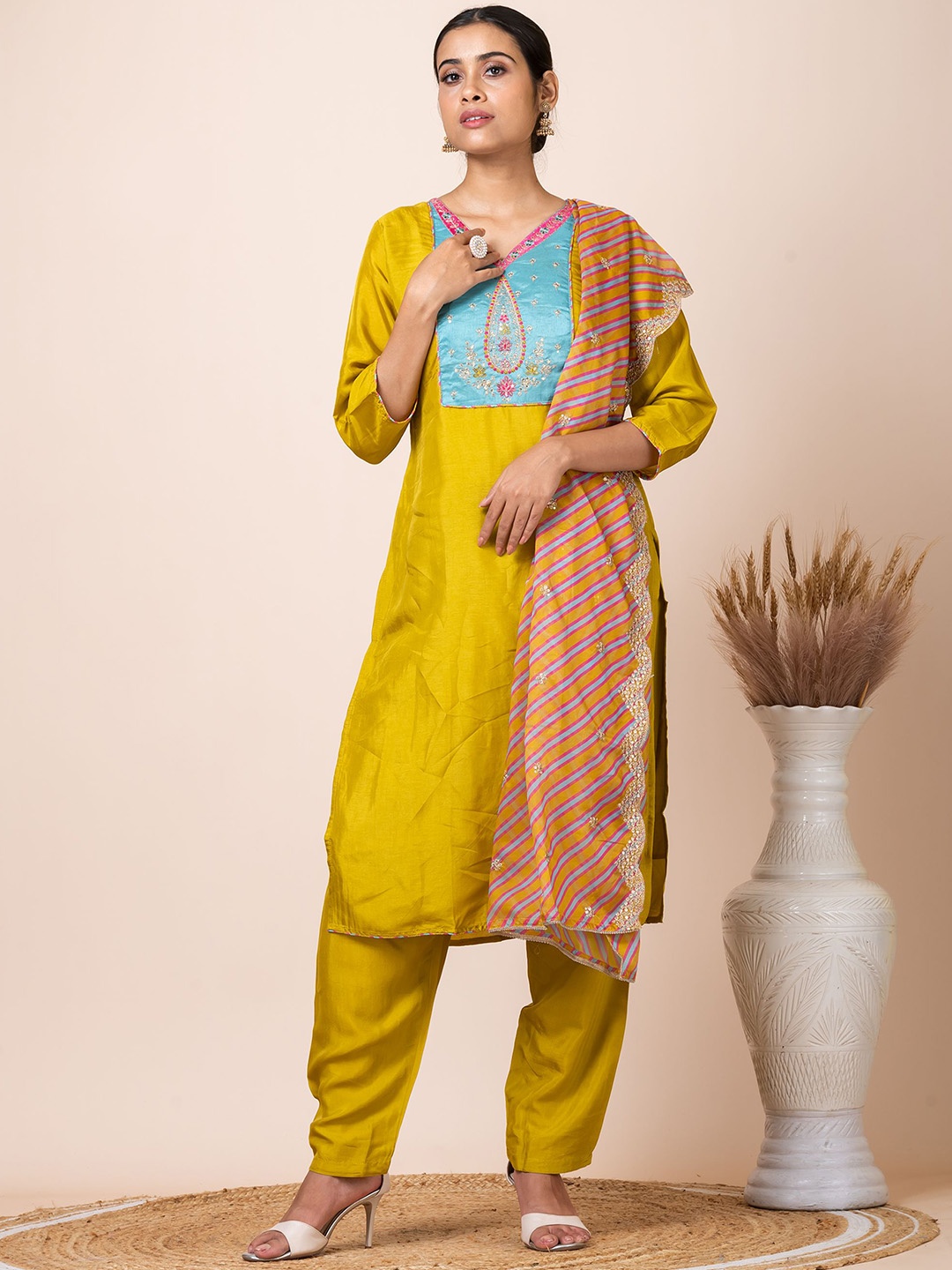 

SARSO Floral Yoke Design V-Neck Zari Straight Kurta With Trousers & Dupatta, Yellow