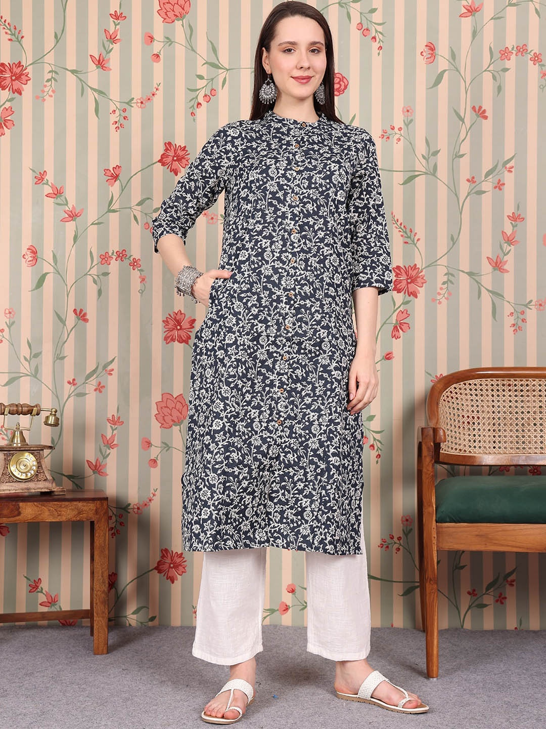 

Ode by House of Pataudi Floral Printed Mandarin Collar Three-Quarter Sleeves Kurta, Black