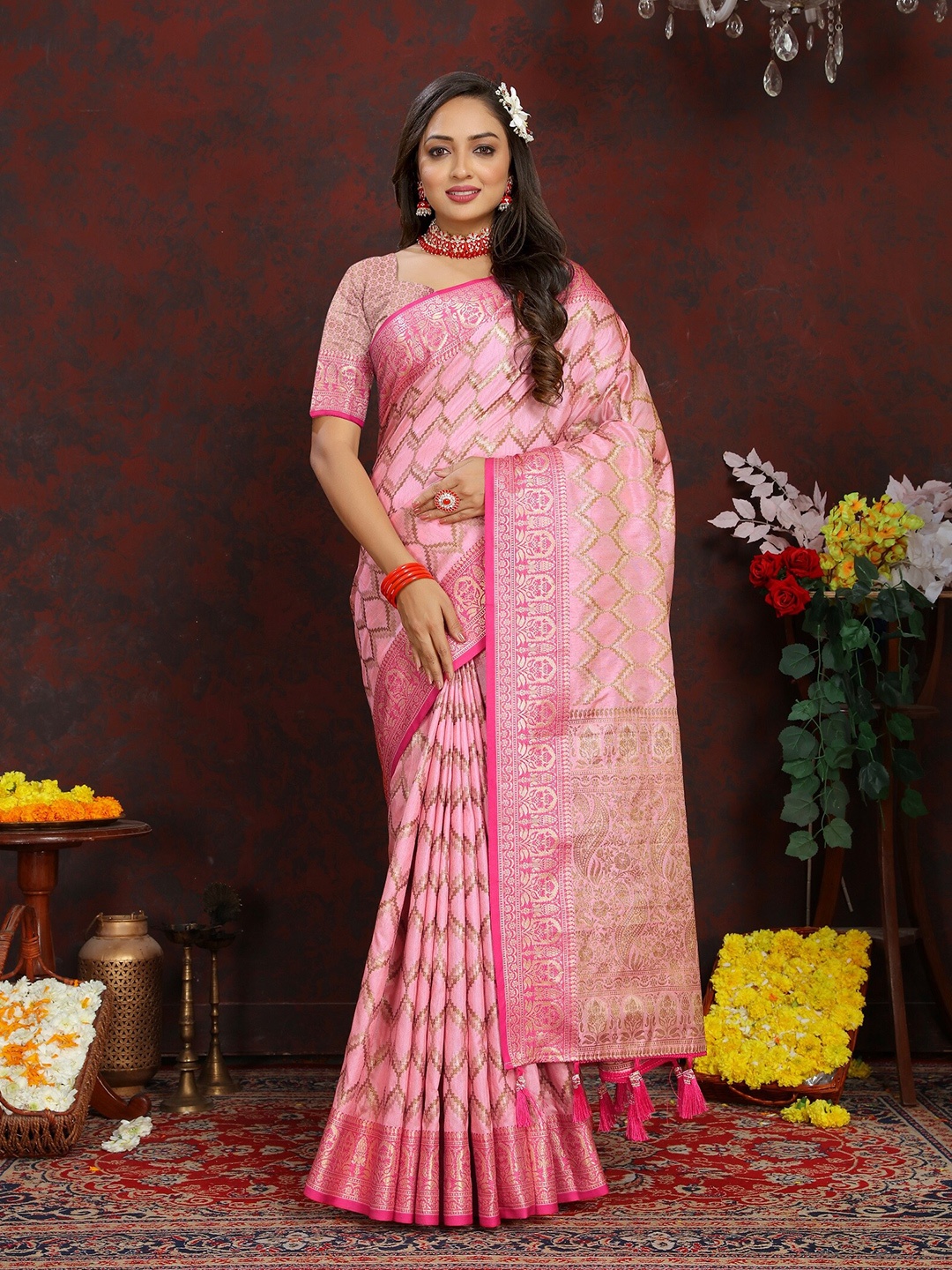 VEDANT VASTRAM Geometric Woven Design Zari Banarasi Saree, Pink
