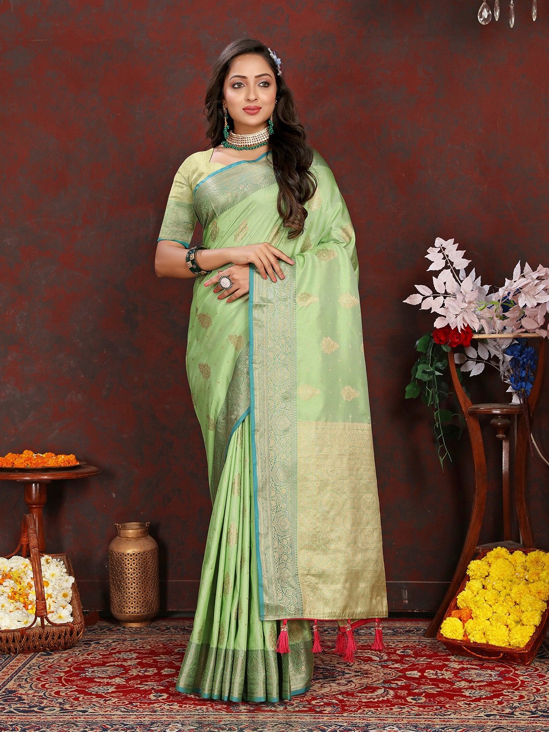 

VEDANT VASTRAM Ethnic Motifs Woven Design Zari Banarasi Saree, Fluorescent green