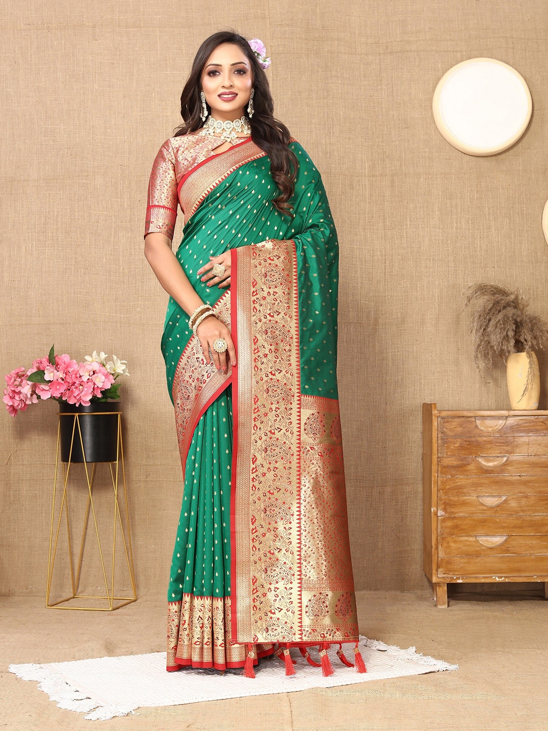 

VEDANT VASTRAM Ethnic Motifs Zari Saree, Green