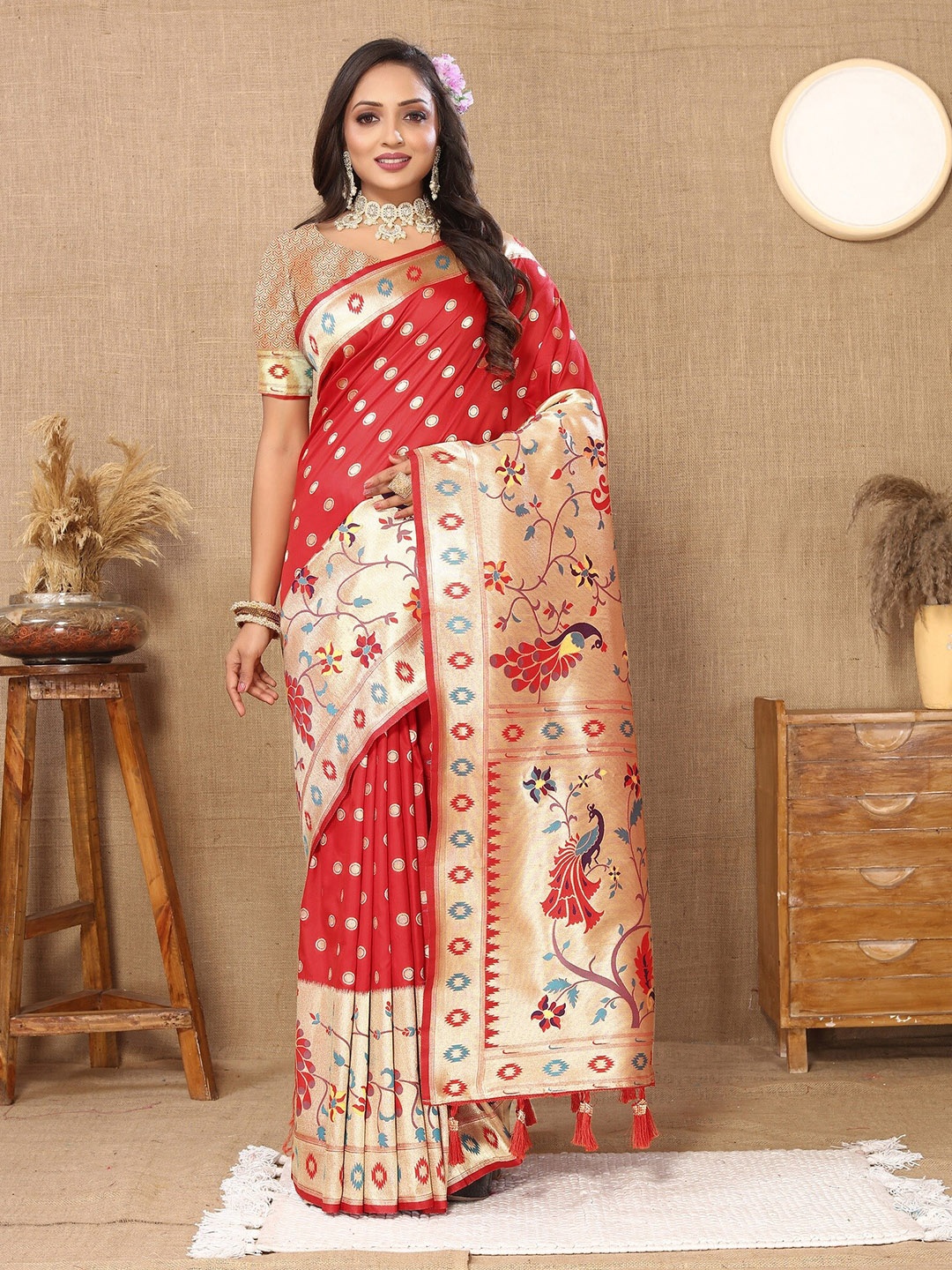 

VEDANT VASTRAM Woven Design Zari Saree, Red