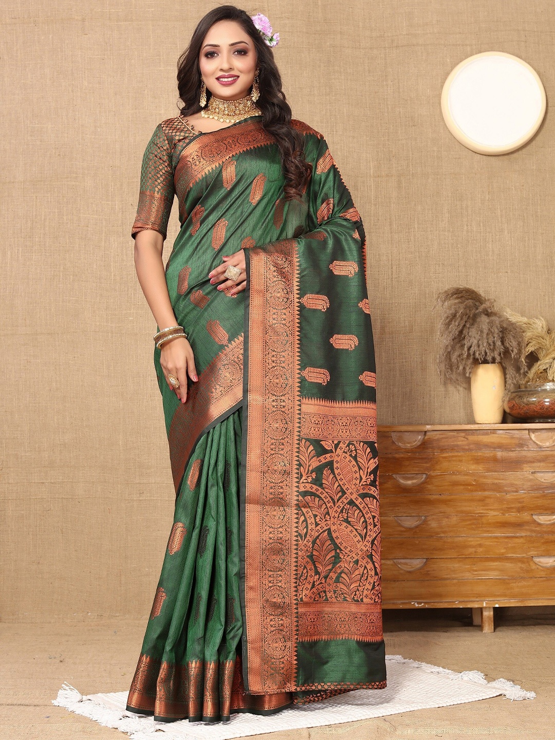 

VEDANT VASTRAM Woven Design Zari Saree, Green