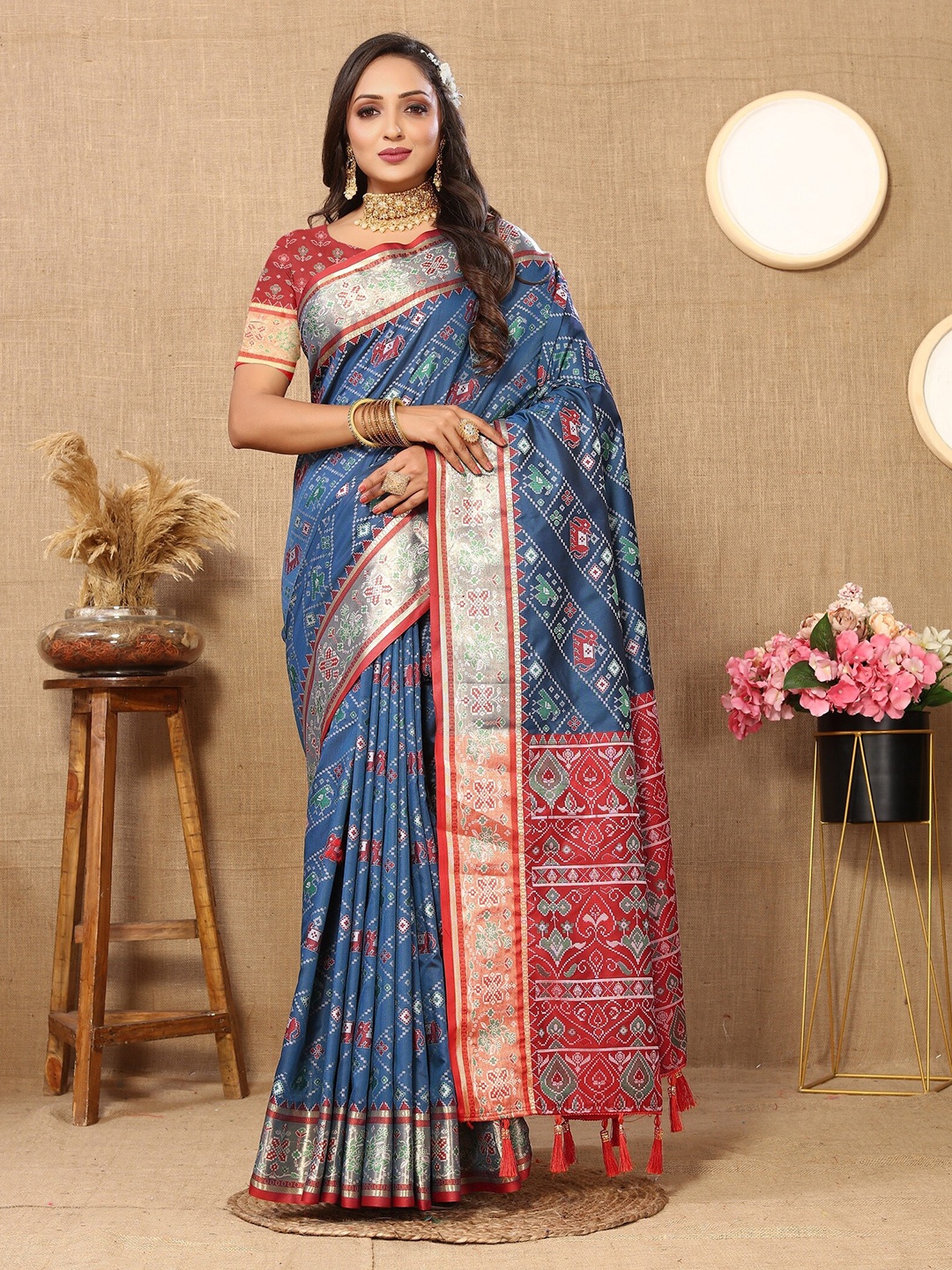 

VEDANT VASTRAM Ethnic Motifs Woven Design Zari Kanjeevaram Saree, Navy blue