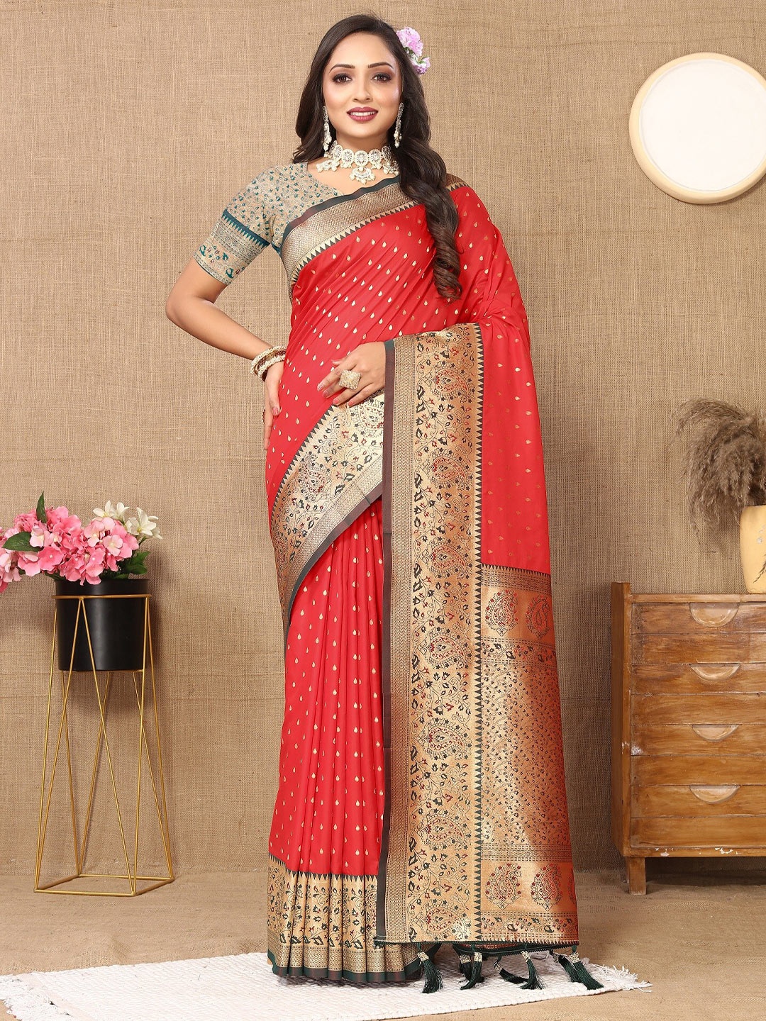 

VEDANT VASTRAM Ethnic Motifs Zari Kanjeevaram Saree, Red
